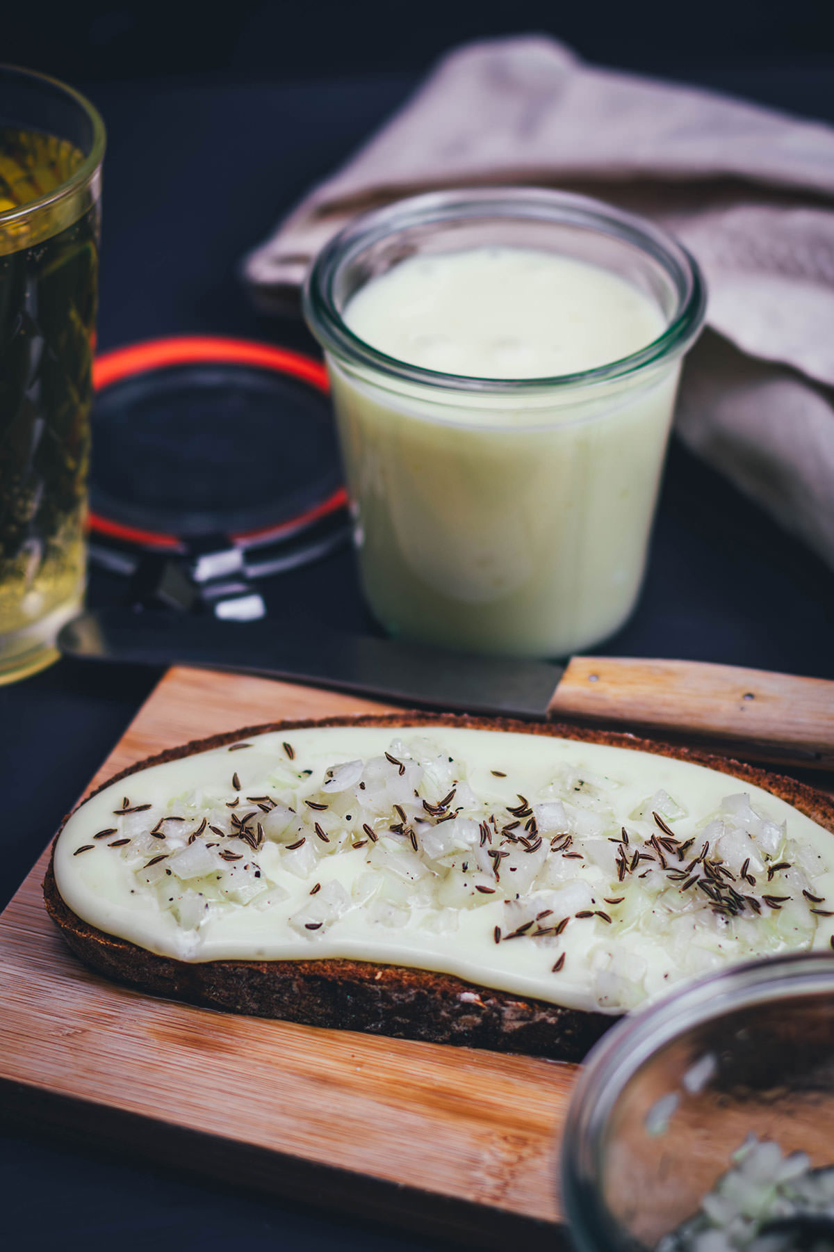 Rezept für hessischen Kochkäse mit Musik – deftig-würziger Brotaufstrich nach einem Landfrauen-Rezept mit Schichtkäse, ohne Schmelzkäse zubereitet! Einfach zu Hause selbstgemacht! Serviert mit Musik – in Essig und Öl eingelegten Zwiebeln. Mein Lieblingsgericht aus meiner Heimat Hessen | moeyskitchen.com