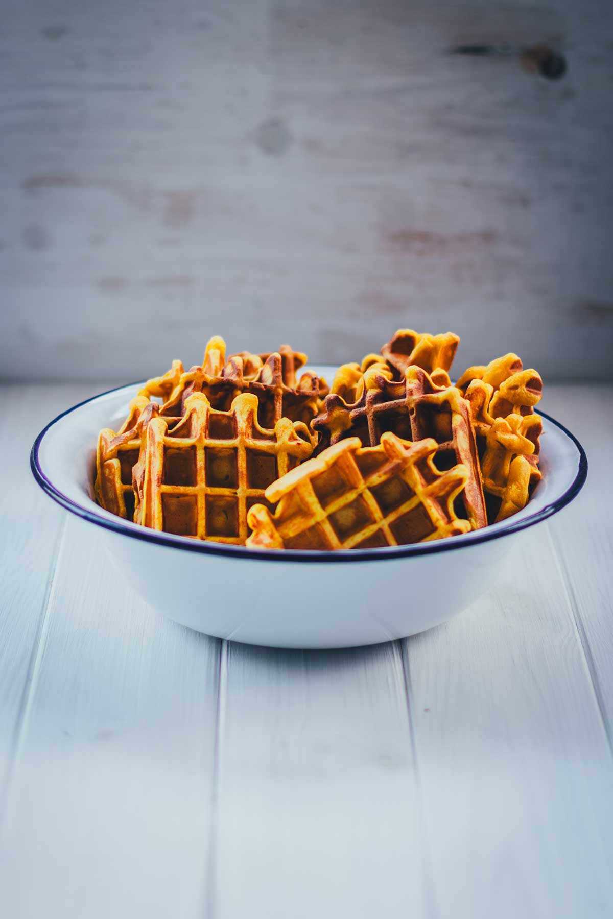 Diese Kürbis-Waffeln mit Honig-Zimt-Butter bringen herbstlichen Genuss auf den Teller – perfekt für gemütliche Momente an kühlen Tagen. | moeyskitchen.com