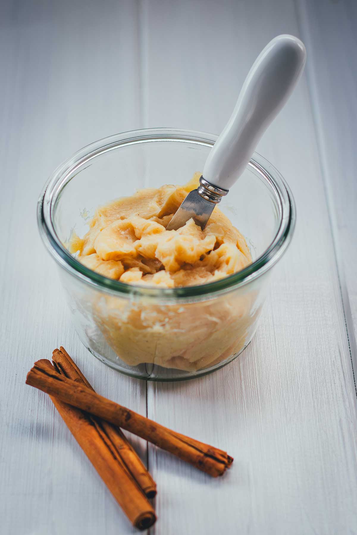 Diese Kürbis-Waffeln mit Honig-Zimt-Butter bringen herbstlichen Genuss auf den Teller – perfekt für gemütliche Momente an kühlen Tagen. | moeyskitchen.com