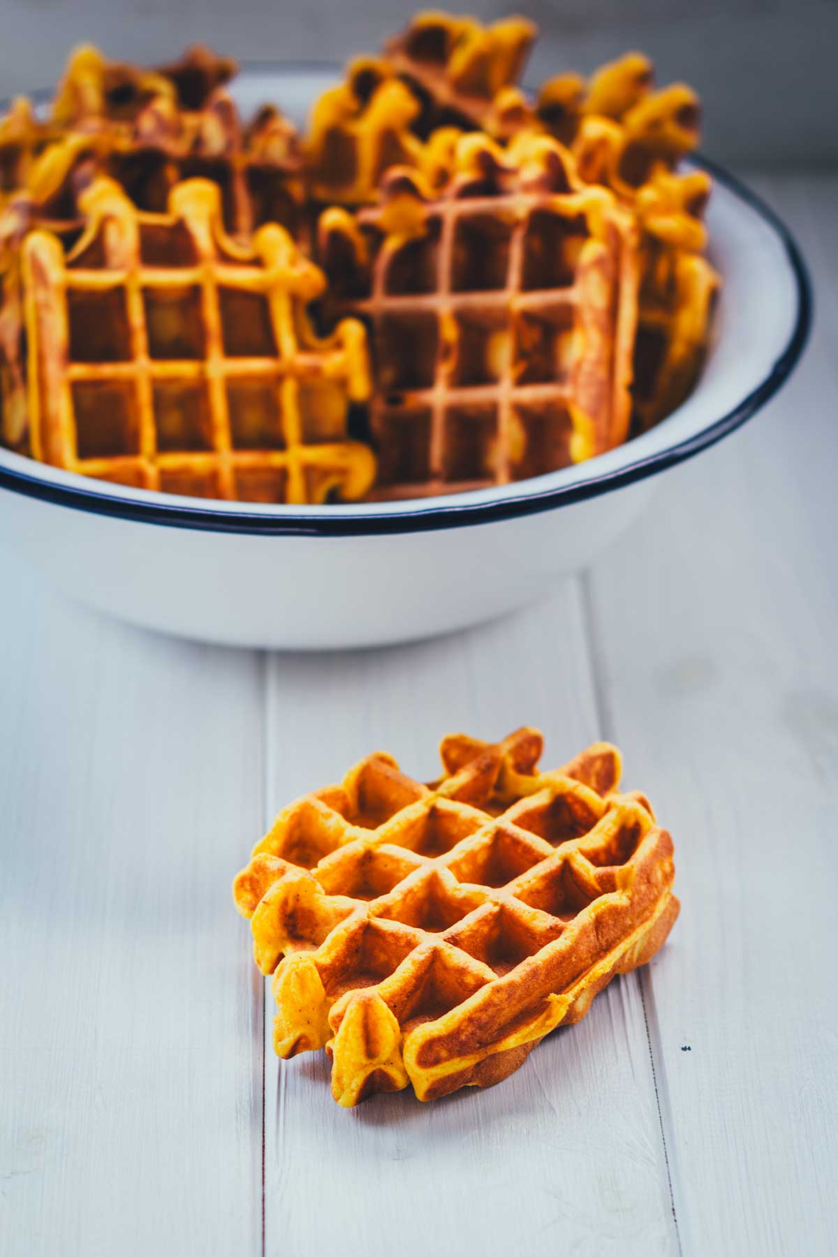 Diese Kürbis-Waffeln mit Honig-Zimt-Butter bringen herbstlichen Genuss auf den Teller – perfekt für gemütliche Momente an kühlen Tagen. | moeyskitchen.com