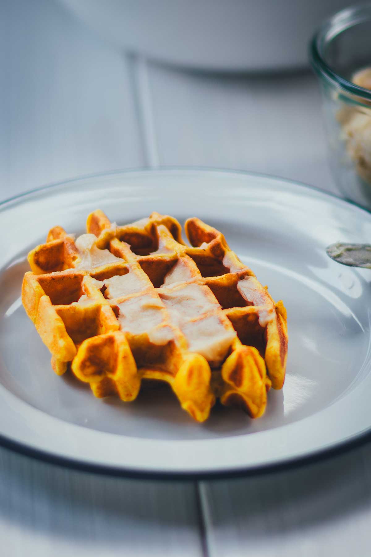 Diese Kürbis-Waffeln mit Honig-Zimt-Butter bringen herbstlichen Genuss auf den Teller – perfekt für gemütliche Momente an kühlen Tagen. | moeyskitchen.com