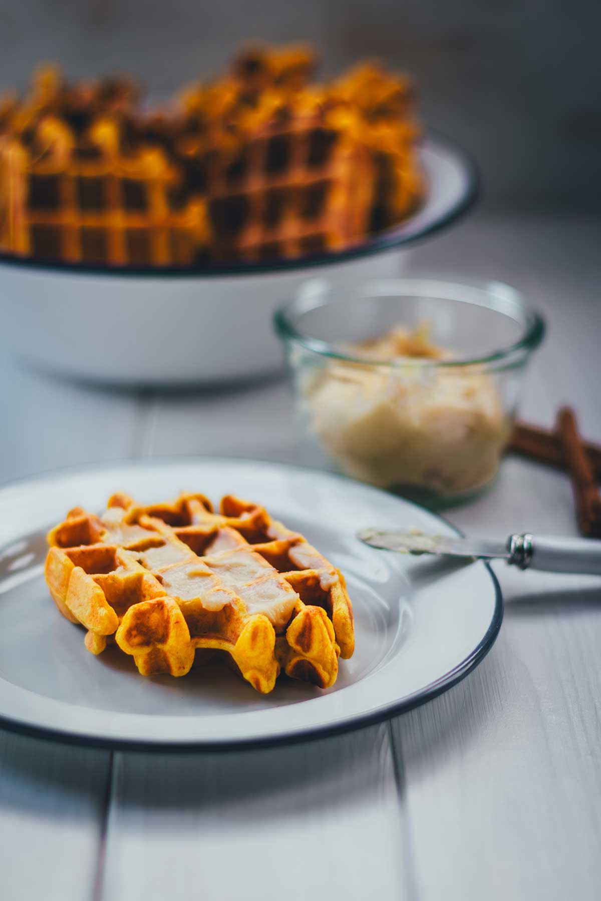 Diese Kürbis-Waffeln mit Honig-Zimt-Butter bringen herbstlichen Genuss auf den Teller – perfekt für gemütliche Momente an kühlen Tagen. | moeyskitchen.com