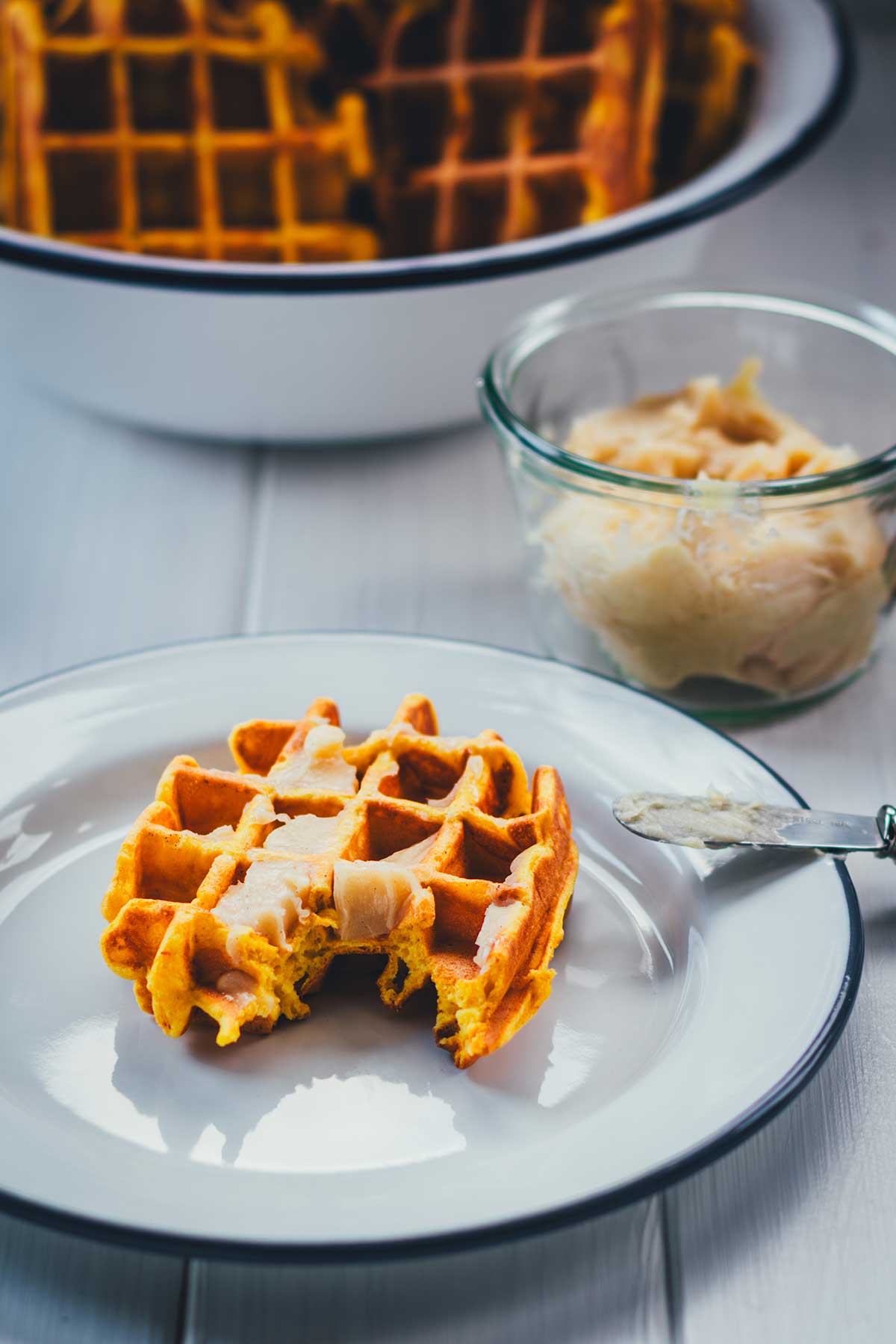 Diese Kürbis-Waffeln mit Honig-Zimt-Butter bringen herbstlichen Genuss auf den Teller – perfekt für gemütliche Momente an kühlen Tagen. | moeyskitchen.com