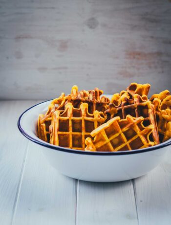 Knusprige, dicke, innen weiche Kürbis Waffeln – fertig gebacken und einfach pur in einer Schale serviert. Kürbiswaffeln perfekt für den Herbst! | moeyskitchen.com