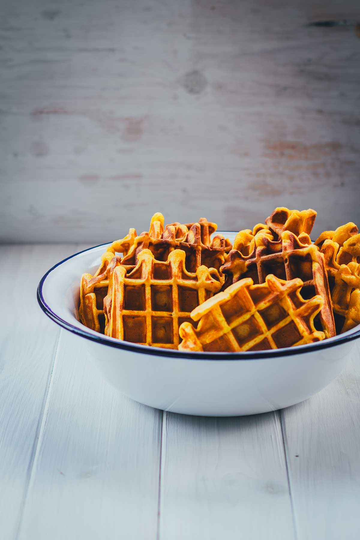 Knusprige, dicke, innen weiche Kürbis Waffeln – fertig gebacken und einfach pur in einer Schale serviert. Kürbiswaffeln perfekt für den Herbst! | moeyskitchen.com
