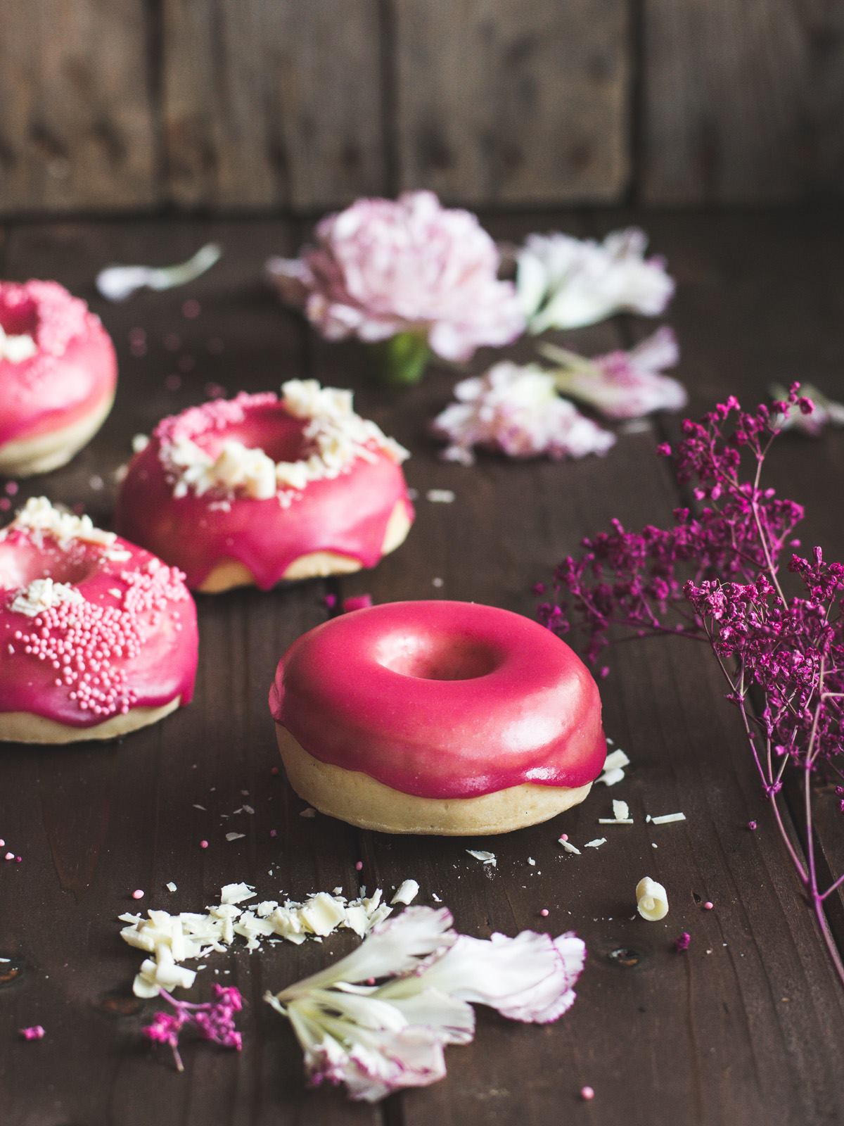 Gilmore Girls Revival Donuts - Im Ofen gebackene Vanille Brioche Donuts mit Granatapfelguss von s-kueche.com