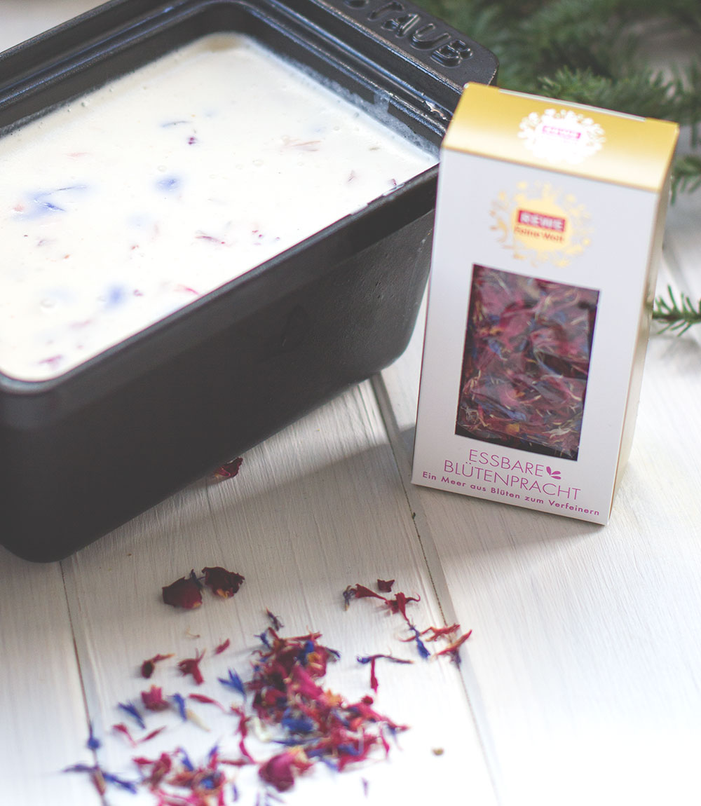 Feldsalat mit Birne, Pinienkernen und Ziegenfrischkäse-Blüten-Terrine | REWE Feine Welt Adventsbotschafter | Vorspeise von moeyskitchen.com
