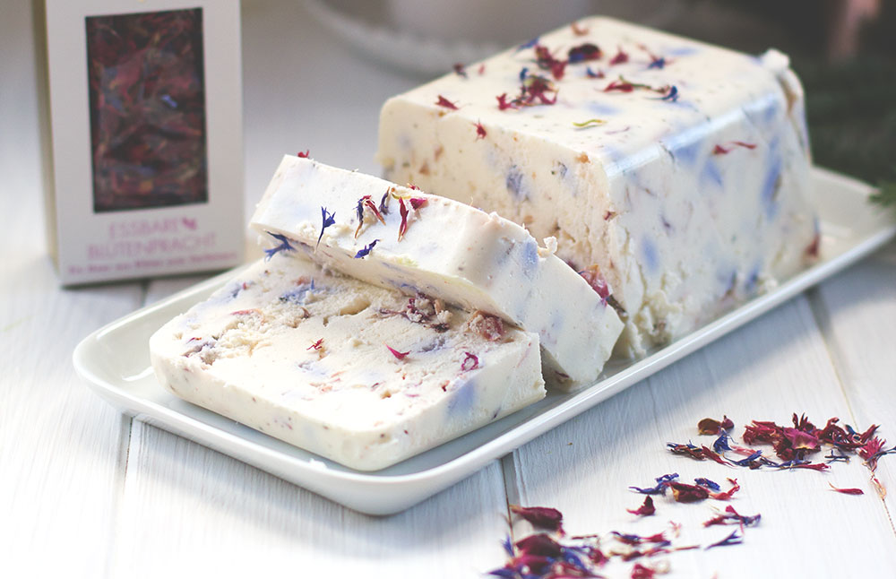 Feldsalat mit Birne, Pinienkernen und Ziegenfrischkäse-Blüten-Terrine | REWE Feine Welt Adventsbotschafter | Vorspeise von moeyskitchen.com