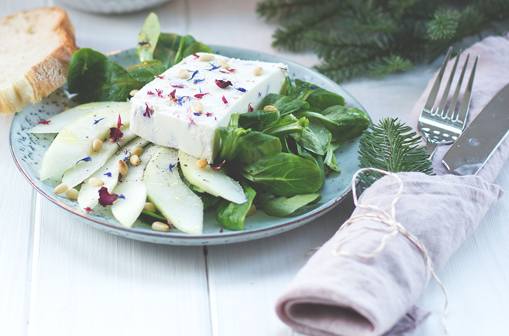 Feldsalat mit Birne, Pinienkernen und Ziegenfrischkäse-Blüten-Terrine | REWE Feine Welt Adventsbotschafter | Vorspeise von moeyskitchen.com