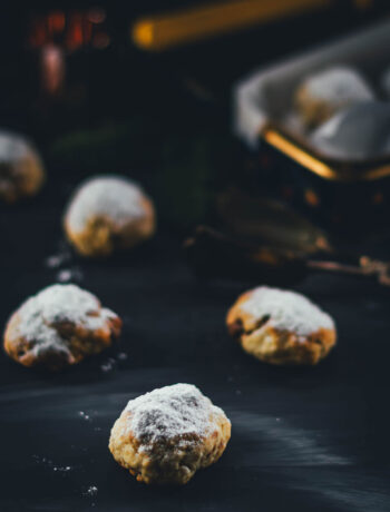 Leckeres Nougat-Stollenkonfekt mit Mandeln – super einfach und schnell gebacken. Kein lästiges Plätzchenausstechen, kein aufwendiges Formen nötig. Und ganz ohne Trockenfrüchte, Orangeat und Zitronat gebacken! Super einfache, unkomplizierte Weihnachtsplätzchen in Form von kleinen Stollen für den Plätzenteller | moeyskitchen.com