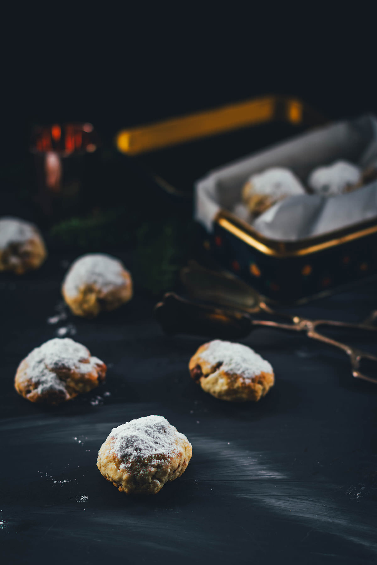 Leckeres Nougat-Stollenkonfekt mit Mandeln – super einfach und schnell gebacken. Kein lästiges Plätzchenausstechen, kein aufwendiges Formen nötig. Und ganz ohne Trockenfrüchte, Orangeat und Zitronat gebacken! Super einfache, unkomplizierte Weihnachtsplätzchen in Form von kleinen Stollen für den Plätzenteller | moeyskitchen.com