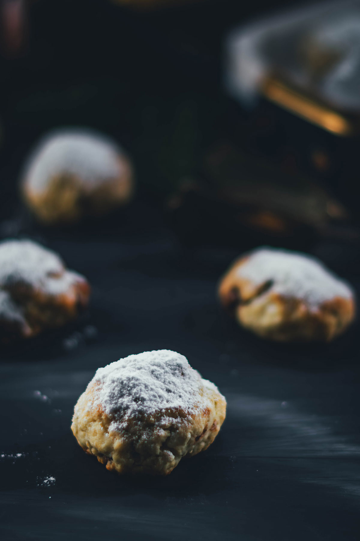 Leckeres Nougat-Stollenkonfekt mit Mandeln – super einfach und schnell gebacken. Kein lästiges Plätzchenausstechen, kein aufwendiges Formen nötig. Und ganz ohne Trockenfrüchte, Orangeat und Zitronat gebacken! Super einfache, unkomplizierte Weihnachtsplätzchen in Form von kleinen Stollen für den Plätzenteller | moeyskitchen.com