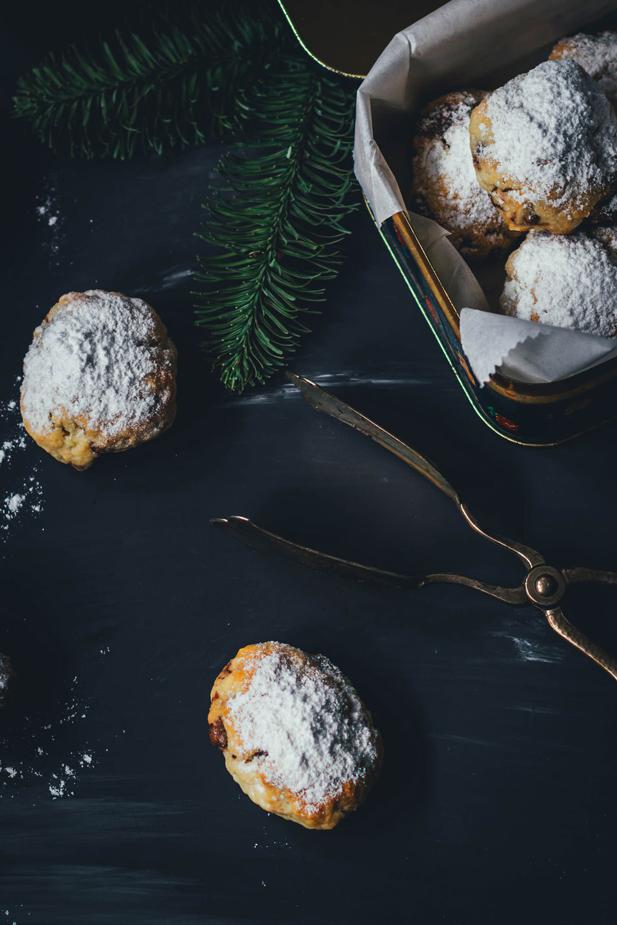 Leckeres Nougat-Stollenkonfekt mit Mandeln – super einfach und schnell gebacken. Kein lästiges Plätzchenausstechen, kein aufwendiges Formen nötig. Und ganz ohne Trockenfrüchte, Orangeat und Zitronat gebacken! Super einfache, unkomplizierte Weihnachtsplätzchen in Form von kleinen Stollen für den Plätzenteller | moeyskitchen.com