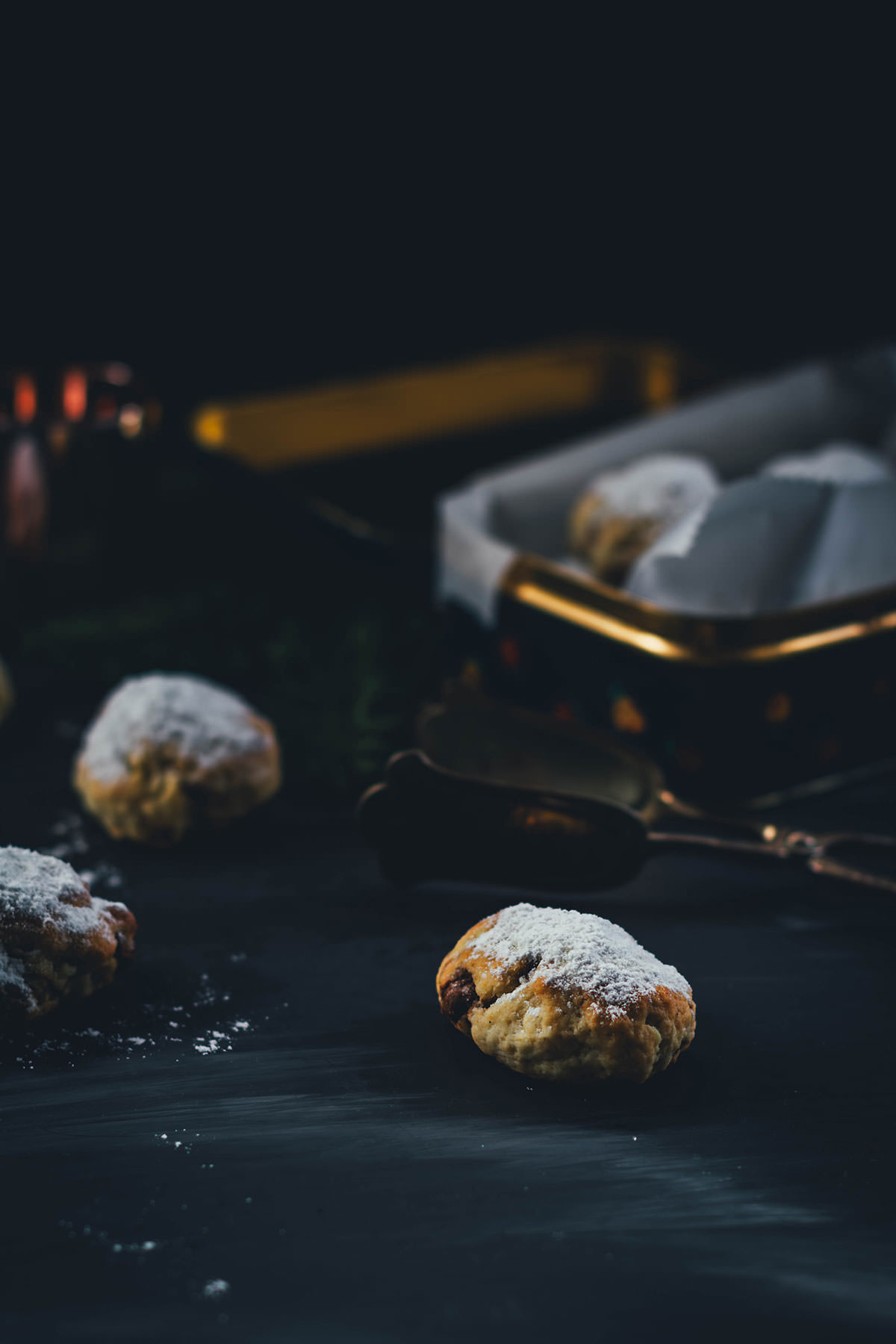 Leckeres Nougat-Stollenkonfekt mit Mandeln – super einfach und schnell gebacken. Kein lästiges Plätzchenausstechen, kein aufwendiges Formen nötig. Und ganz ohne Trockenfrüchte, Orangeat und Zitronat gebacken! Super einfache, unkomplizierte Weihnachtsplätzchen in Form von kleinen Stollen für den Plätzenteller | moeyskitchen.com