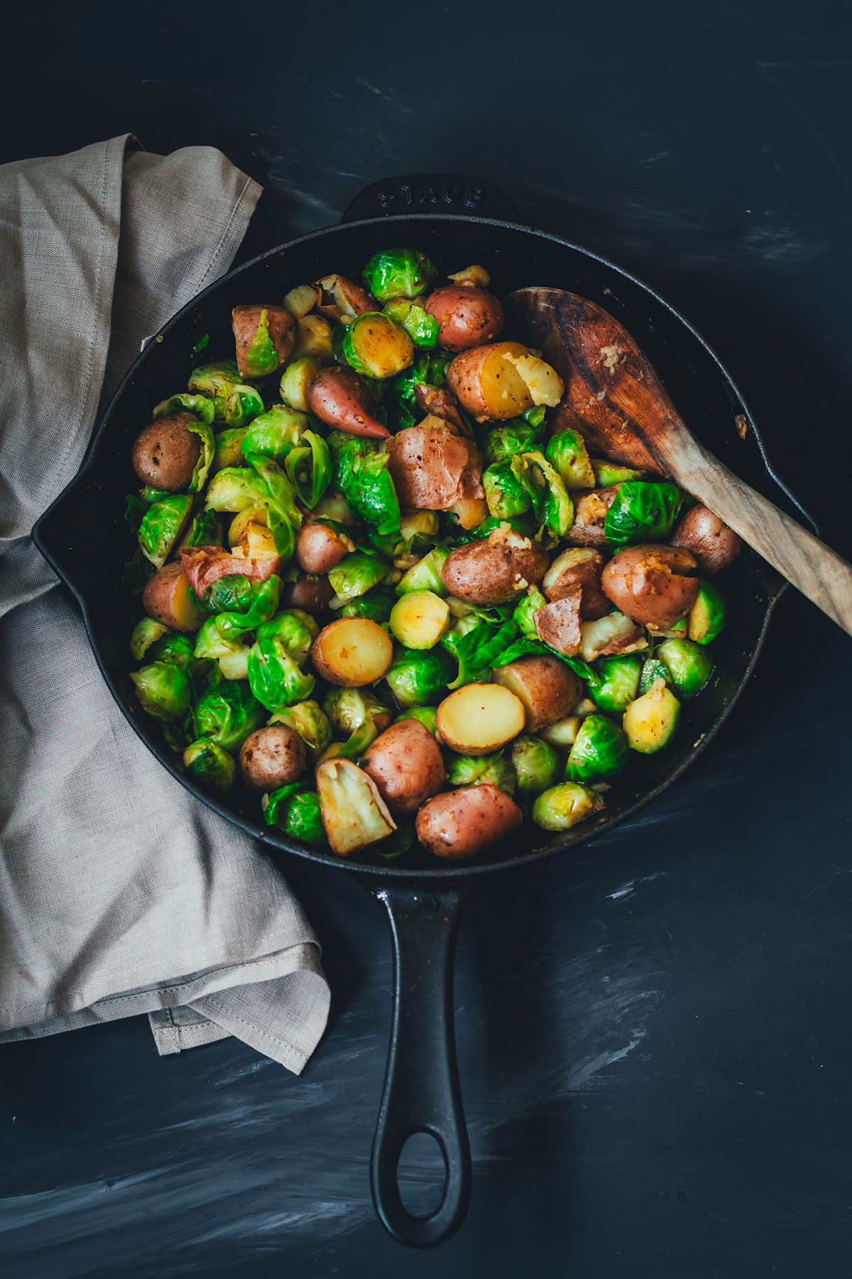 Hier teile ich mein Rezept für eine deftige Rosenkohl-Kartoffel-Pfanne. Serviert mit wachsweichem Ei, knusprigem Bacon und würzigem Knoblauch-Schmand. Perfekt für die schnelle Feierabendküche in Herbst und Winter! | moeyskitchen.com