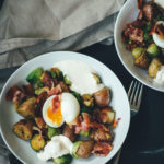Rezept für Rosenkohl-Kartoffel-Pfanne mit wachsweichem Ei, Bacon und Knoblauch-Schmand | schnelle Feierabendküche für Herbst und Winter | moeyskitchen.com #rosenkohl #kartoffeln #bacon #feierabendküche #schnellerezepte #foodblogger #rezepte #einfacherezepte