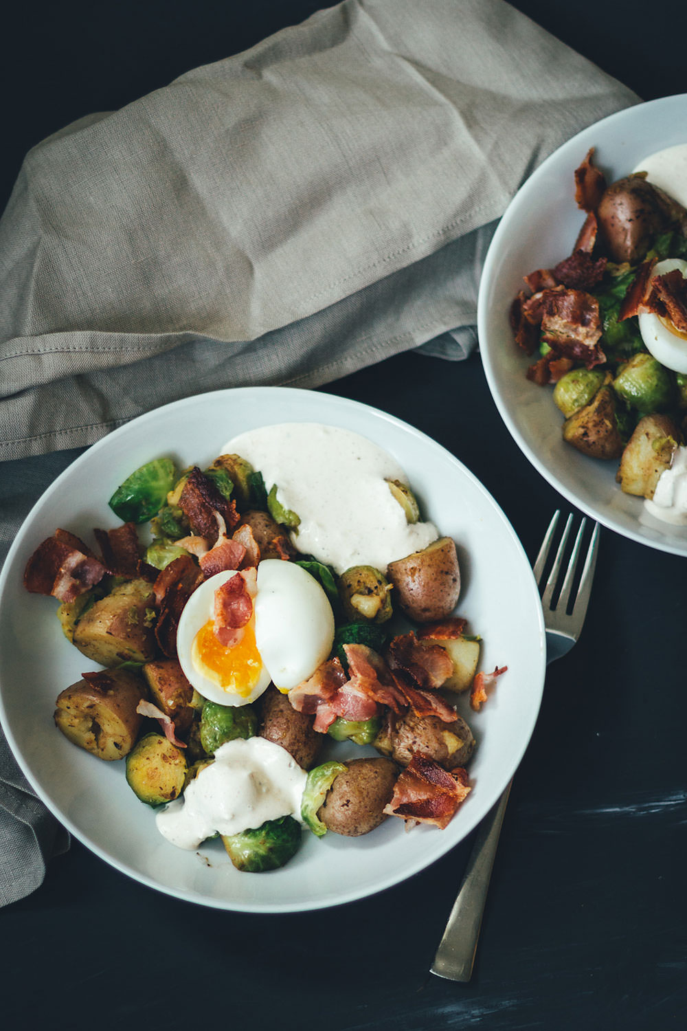 Rezept für Rosenkohl-Kartoffel-Pfanne mit wachsweichem Ei, Bacon und Knoblauch-Schmand | schnelle Feierabendküche für Herbst und Winter | moeyskitchen.com #rosenkohl #kartoffeln #bacon #feierabendküche #schnellerezepte #foodblogger #rezepte #einfacherezepte