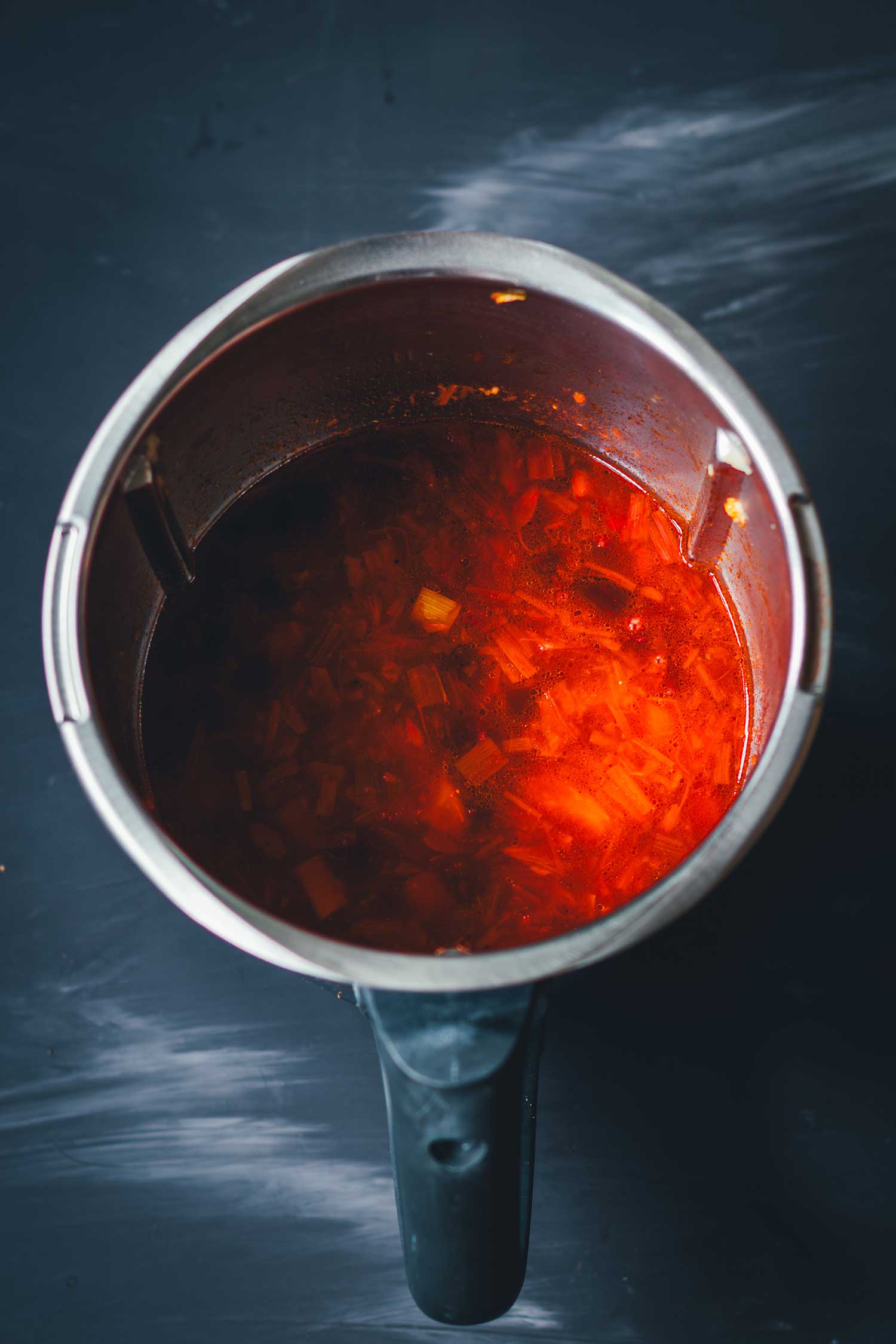 Topshot in einen Thermomix-Mixtopf hinein fotografiert. Darin sind alle Zutaten für Borschtsch, eine vegetarische Suppe mit Rote Bete und Weißkohl | moeyskitchen.com