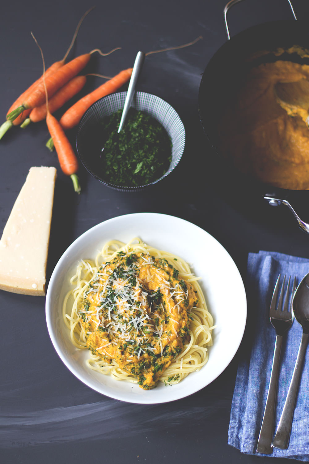 Less Waste Challenge - Weniger wegwerfen! Rezept für Pasta mit Möhrensauce und Möhrengrün