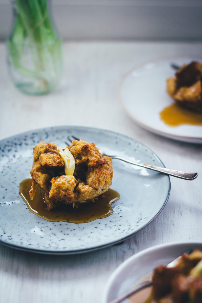Rezept für leckere French Toast Muffins zum Sonntagsfrühstück. Alles was ihr braucht ist ein süßes Hefebrot. Ein paar Eier, etwas Milch, Zimt und Zucker und das wars. Die Zubereitung ist ähnlich wie bei French Toast – ihr müsst es nur nicht einzeln und ohne anzubrennen in der Pfanne ausbacken, sondern gebt die Brotwürfel einfach in eine Muffinform und backt die French Toast Muffins unkompliziert im Ofen. Perfekt für die ganze Familie! Ich esse mein French Toast am liebsten mit Butter und Ahornsirup. Aber auch Bacon, Zimt & Zucker, Marmelade, Vanillesauce oder auch Bacon passen super | moeyskitchen.com
