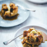 Rezept für leckere French Toast Muffins zum Sonntagsfrühstück. Alles was ihr braucht ist ein süßes Hefebrot. Ein paar Eier, etwas Milch, Zimt und Zucker und das wars. Die Zubereitung ist ähnlich wie bei French Toast – ihr müsst es nur nicht einzeln und ohne anzubrennen in der Pfanne ausbacken, sondern gebt die Brotwürfel einfach in eine Muffinform und backt die French Toast Muffins unkompliziert im Ofen. Perfekt für die ganze Familie! Ich esse mein French Toast am liebsten mit Butter und Ahornsirup. Aber auch Bacon, Zimt & Zucker, Marmelade, Vanillesauce oder auch Bacon passen super | moeyskitchen.com
