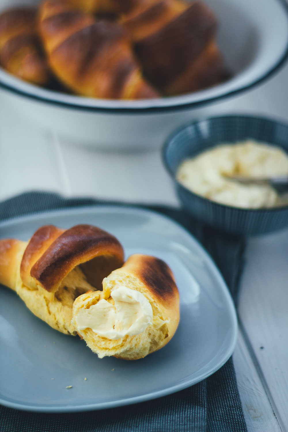 Rezept für Süßkartoffel-Hörnchen mit aufgeschlagener Ahornsirup-Butter | moeyskitchen.com #hörnchen #süßkartoffeln #süßkartoffelhörnchen #frühstück #sonntagsfrühstück #backen #rezepte #foodblogger