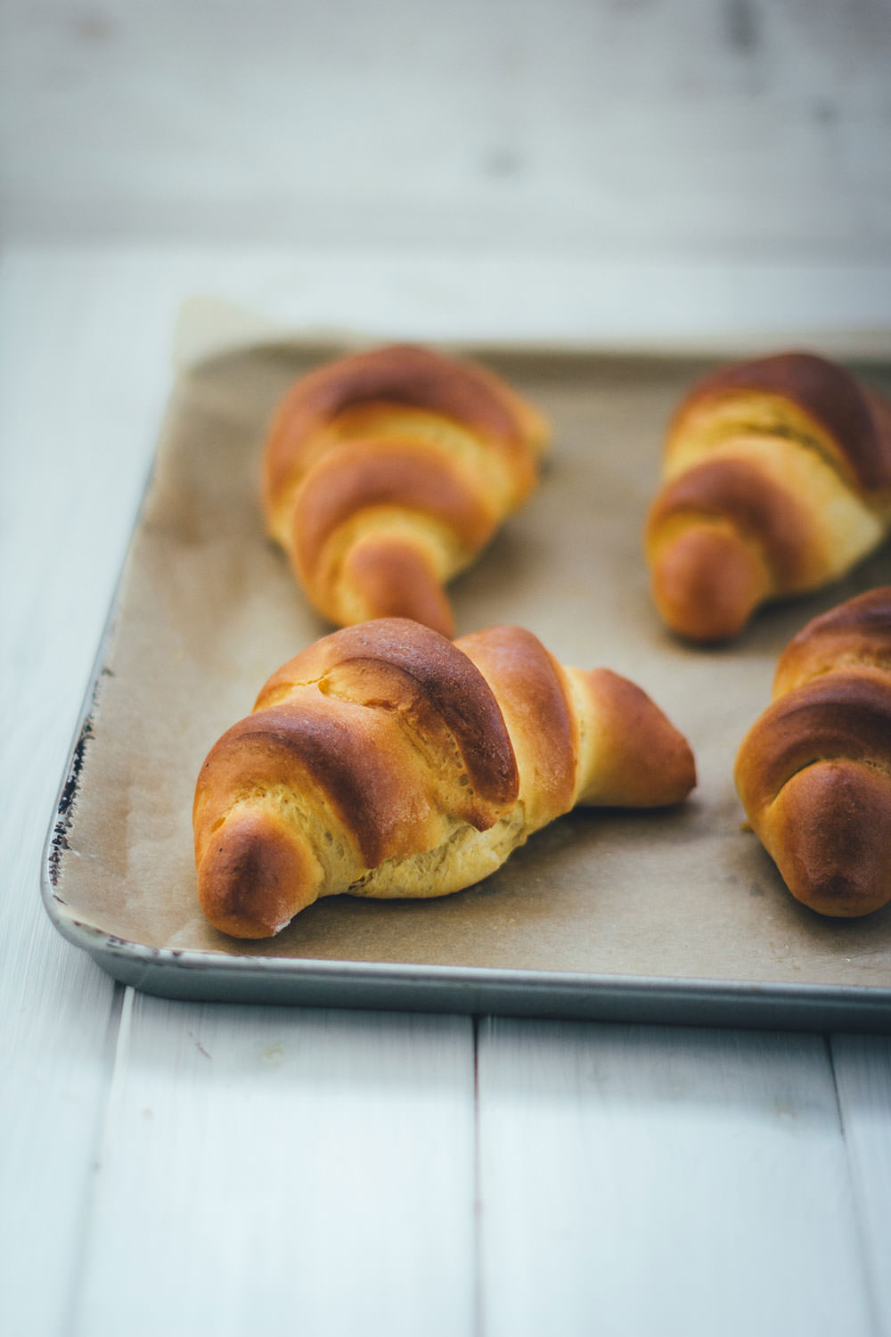 Rezept für Süßkartoffel-Hörnchen mit aufgeschlagener Ahornsirup-Butter | moeyskitchen.com #hörnchen #süßkartoffeln #süßkartoffelhörnchen #frühstück #sonntagsfrühstück #backen #rezepte #foodblogger