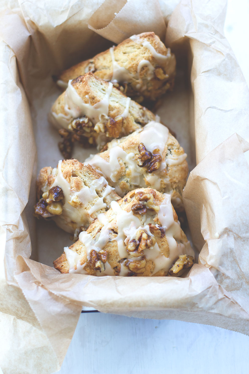 Rezept für Ahornsirup-Scones mit karamellisierten Walnüssen von moeyskitchen.com