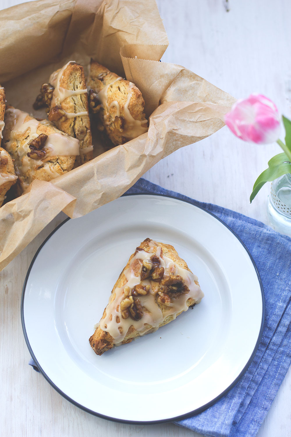 Rezept für Ahornsirup-Scones mit karamellisierten Walnüssen von moeyskitchen.com
