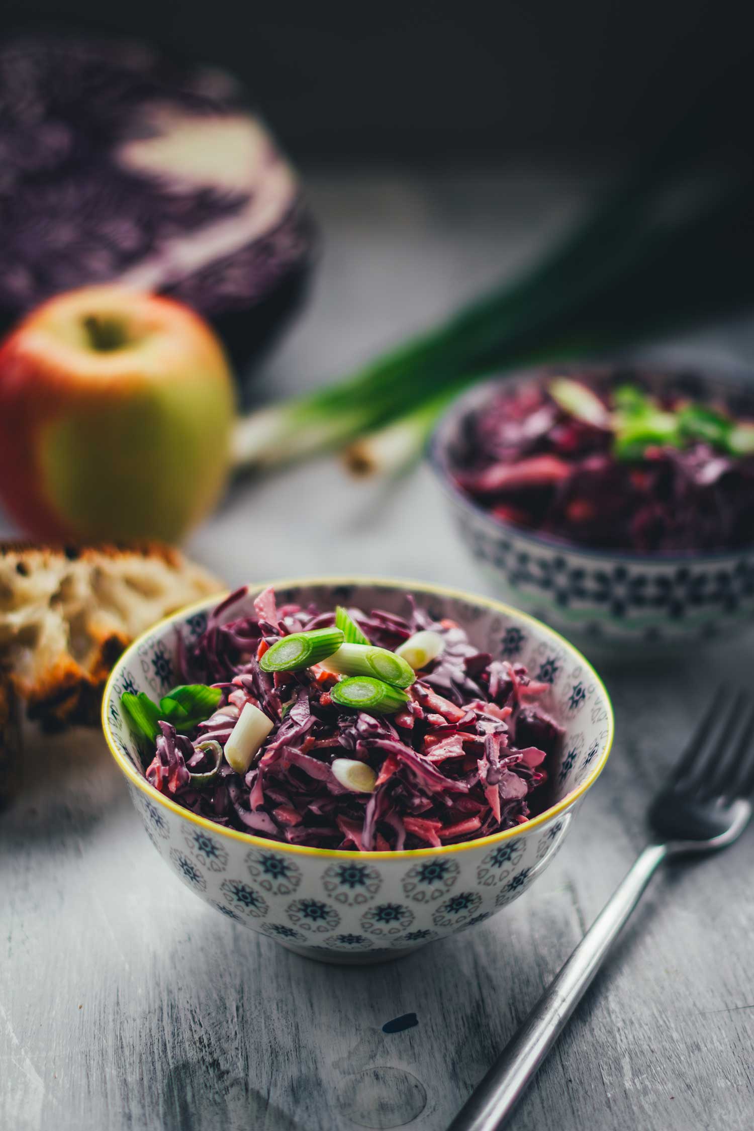 Rotkohl Cole Slaw mit cremigem Dressing frisch angerichtet