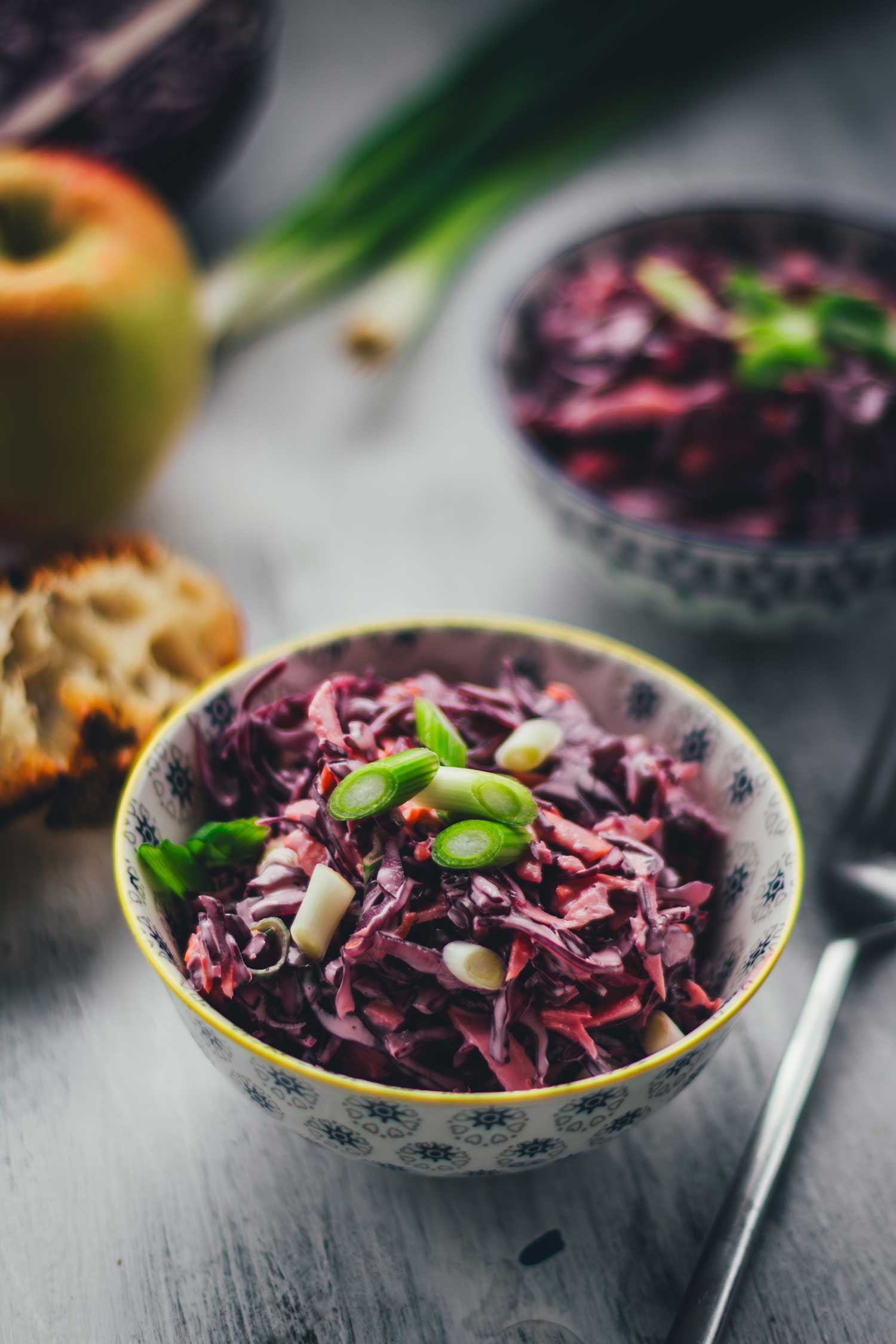 Cremiger Krautsalat aus Rotkohl mit Apfel und Frühlingszwiebeln