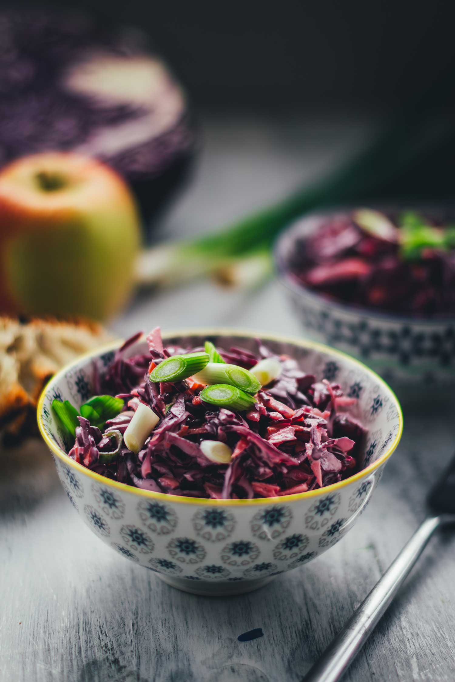 Selbst gemachter Rotkohl Cole Slaw als Beilage serviert