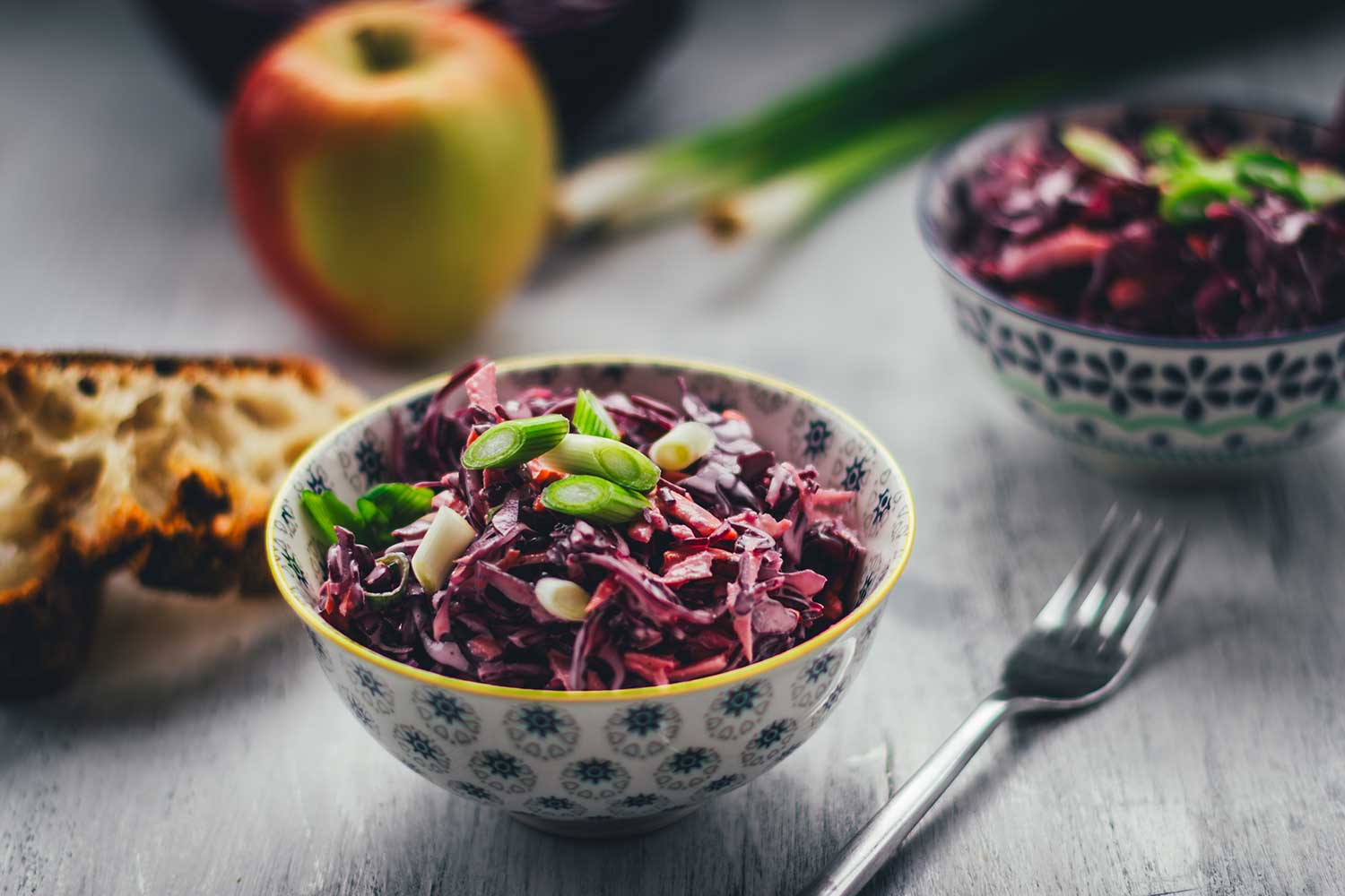 Rotkohlsalat mit Apfel und cremigem Dressing in Schale