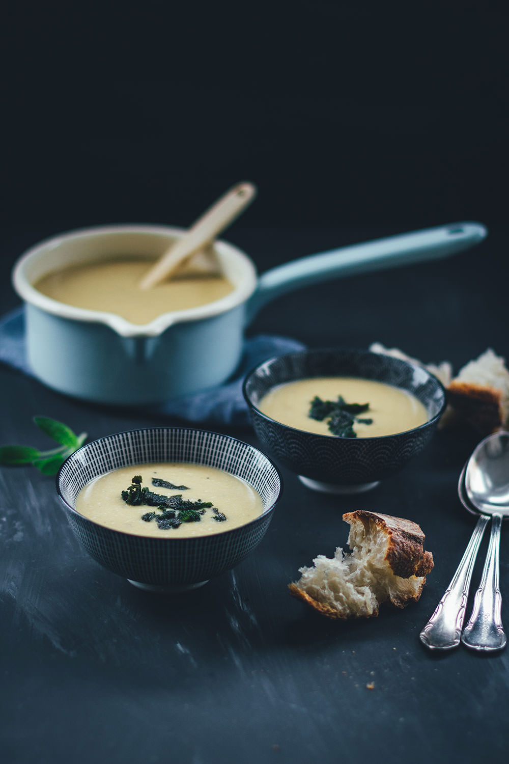 Rezept für cremige weiße Bohnensuppe mit knusprigem Salbei | moeyskitchen.com #rezepte #foodblogger #suppe #bohnensuppe #weissebohnen #salbei