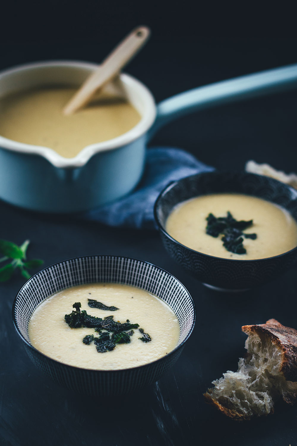 Rezept für cremige weiße Bohnensuppe mit knusprigem Salbei | moeyskitchen.com #rezepte #foodblogger #suppe #bohnensuppe #weissebohnen #salbei