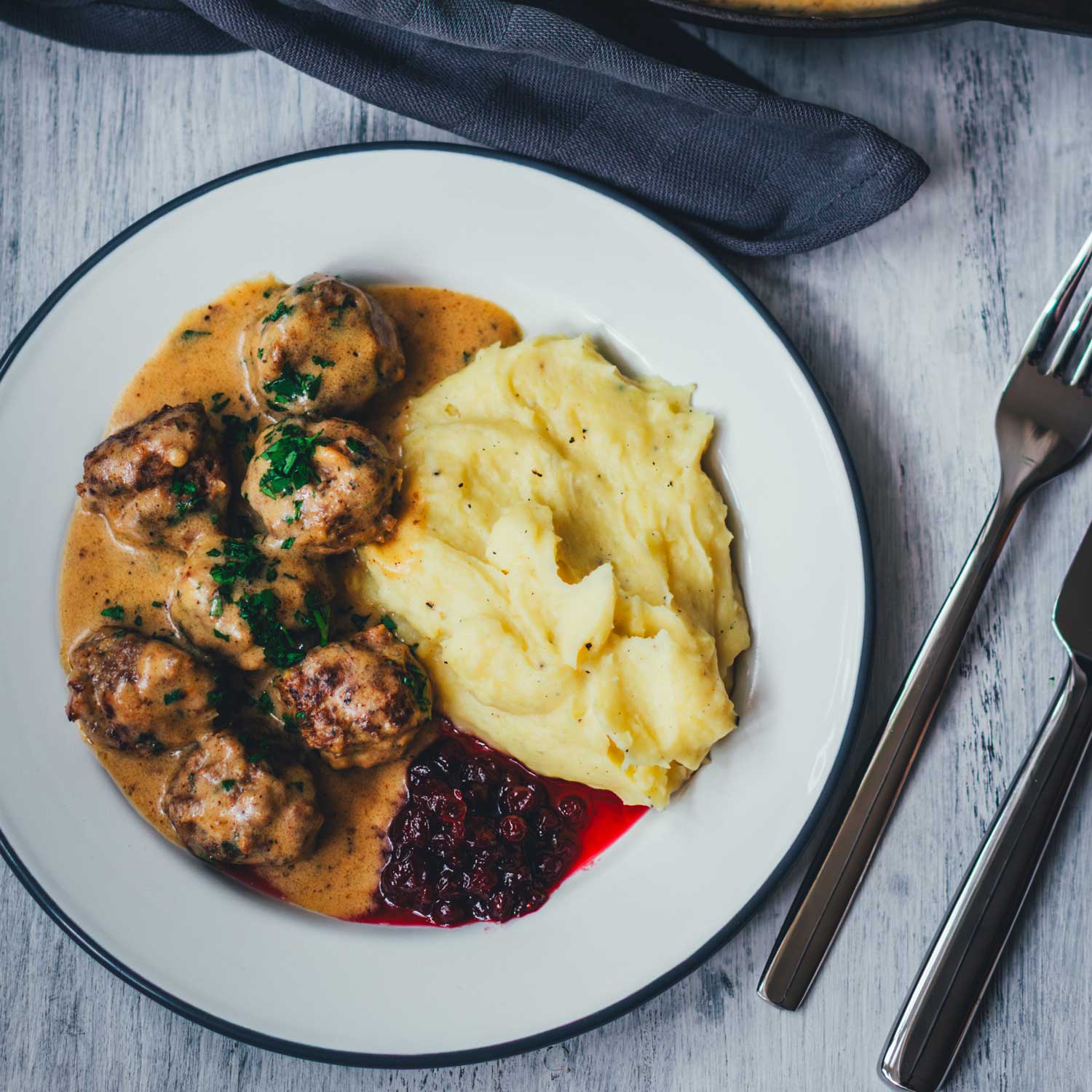 Köttbullarr – schwedische Hackbällchen mit cremiger Sauce und Kartoffelbrei auf einem Teller | moeyskitchen.com