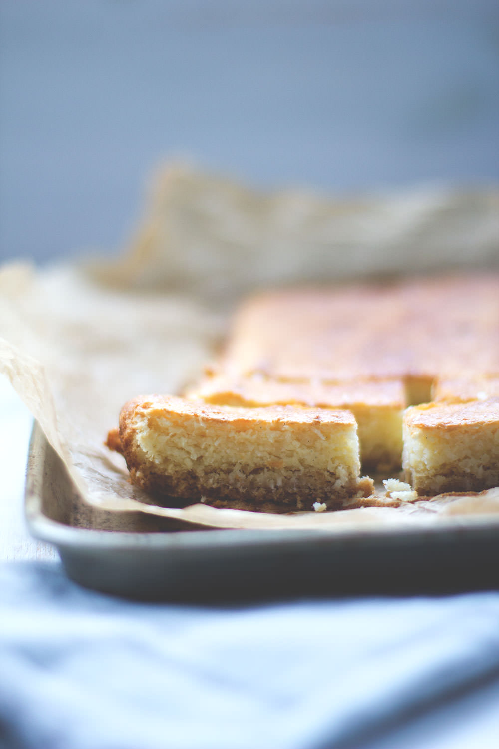Rezept für saftige Kokos-Cheesecake-Schnitten (Cheesecake Bars) von moeyskitchen.com