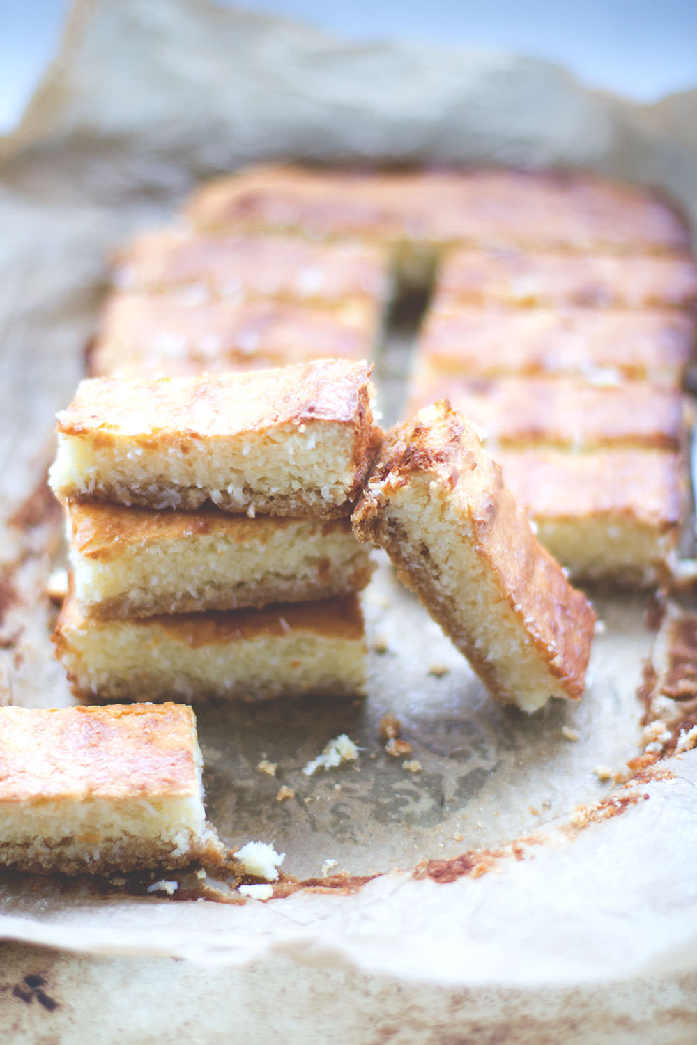 Rezept für saftige Kokos-Cheesecake-Schnitten (Cheesecake Bars) von moeyskitchen.com