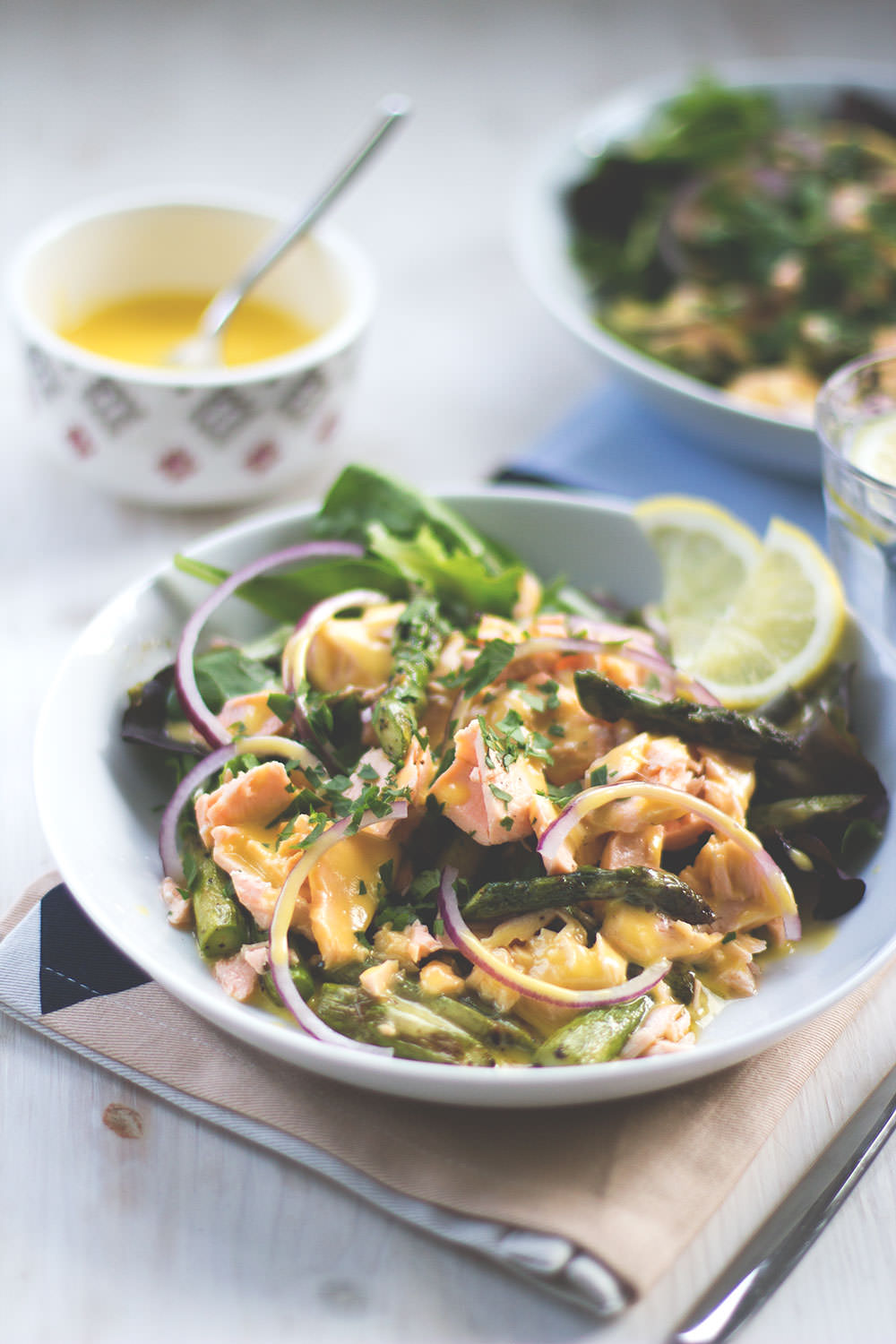 Rezept für pochierten Lachs mit Salat, grünem Spargel und irischer Butter-Sauce von moeyskitchen.com