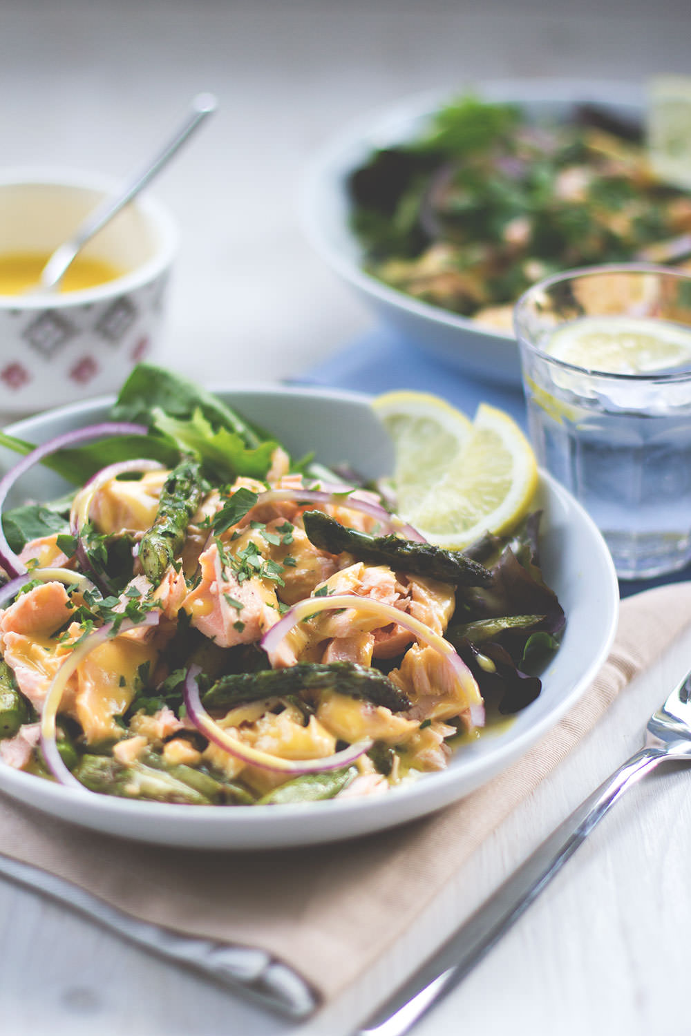 Rezept für pochierten Lachs mit Salat, grünem Spargel und irischer Butter-Sauce von moeyskitchen.com
