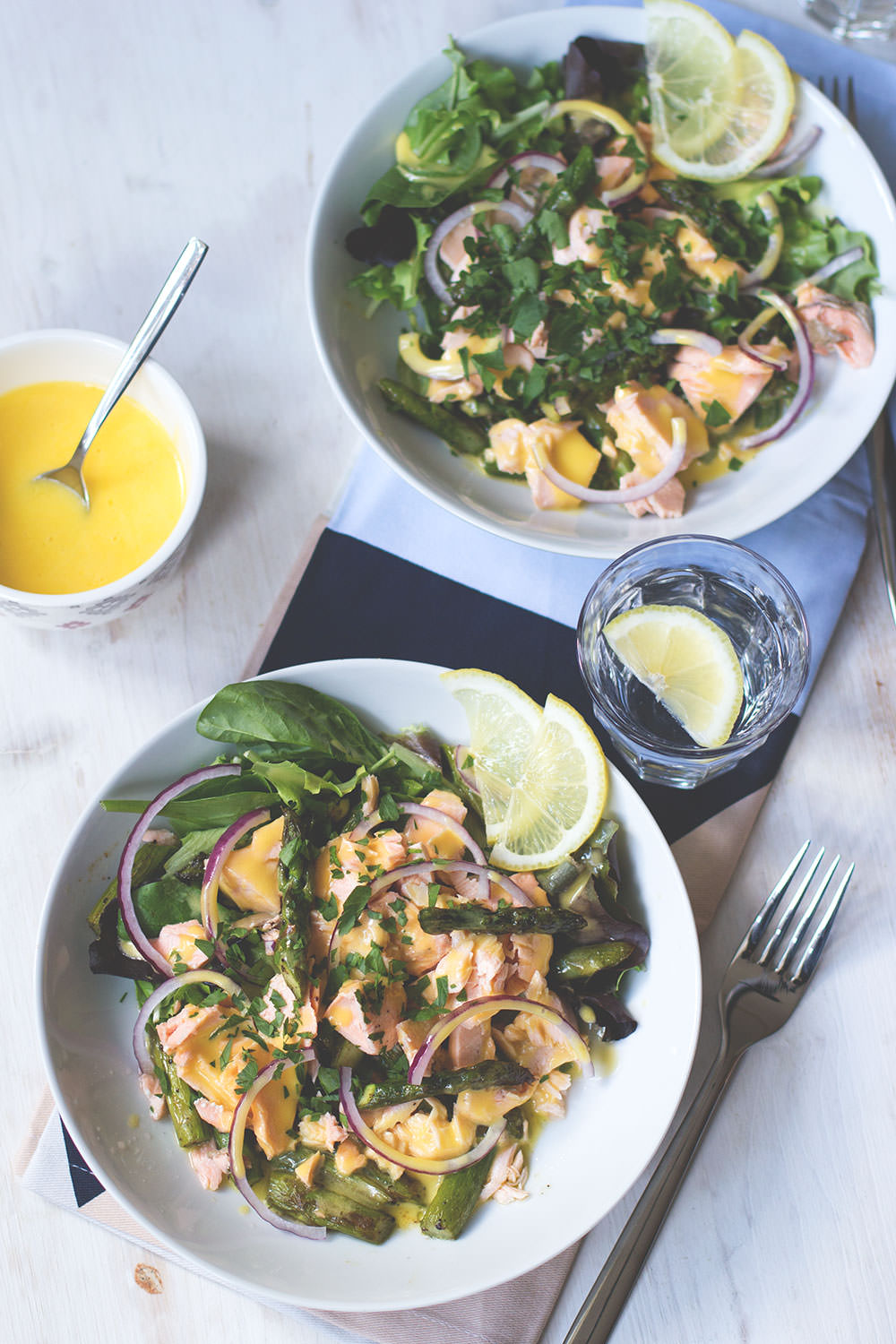 Rezept für pochierten Lachs mit Salat, grünem Spargel und irischer Butter-Sauce von moeyskitchen.com