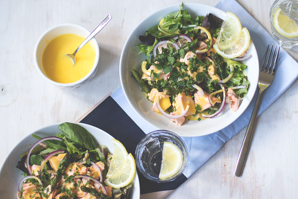 Rezept für pochierten Lachs mit Salat, grünem Spargel und irischer Butter-Sauce von moeyskitchen.com