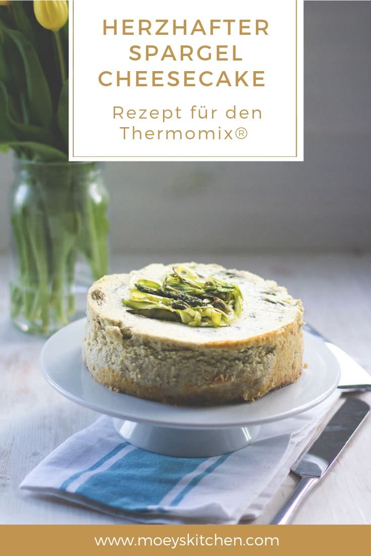 Rezept für herzhaften Spargel Cheesecake | saftiger Käsekuchen mit grünem Spargel | Ein vegetarisches Rezept für den Thermomix® | moeyskitchen.com #rezepte #cheesecake #käsekuchen #spargel #thermomix #varoma #tm5 #tm6 #tm31 #foodblogger #sommerküche #dampfgaren #vegetarisch #veggie