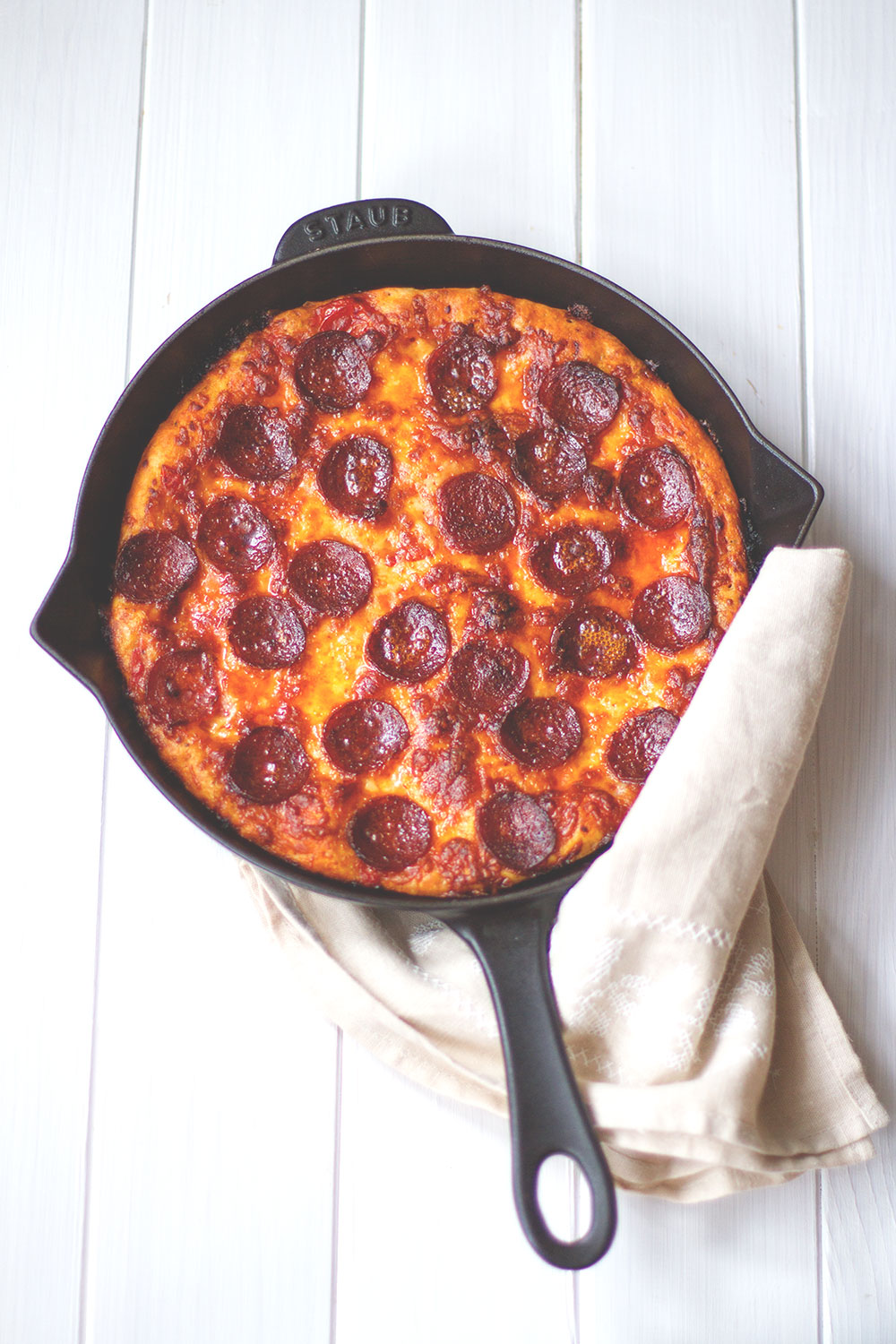 Rezept für amerikanische Pan Pizza aus der gusseisernen Pfanne