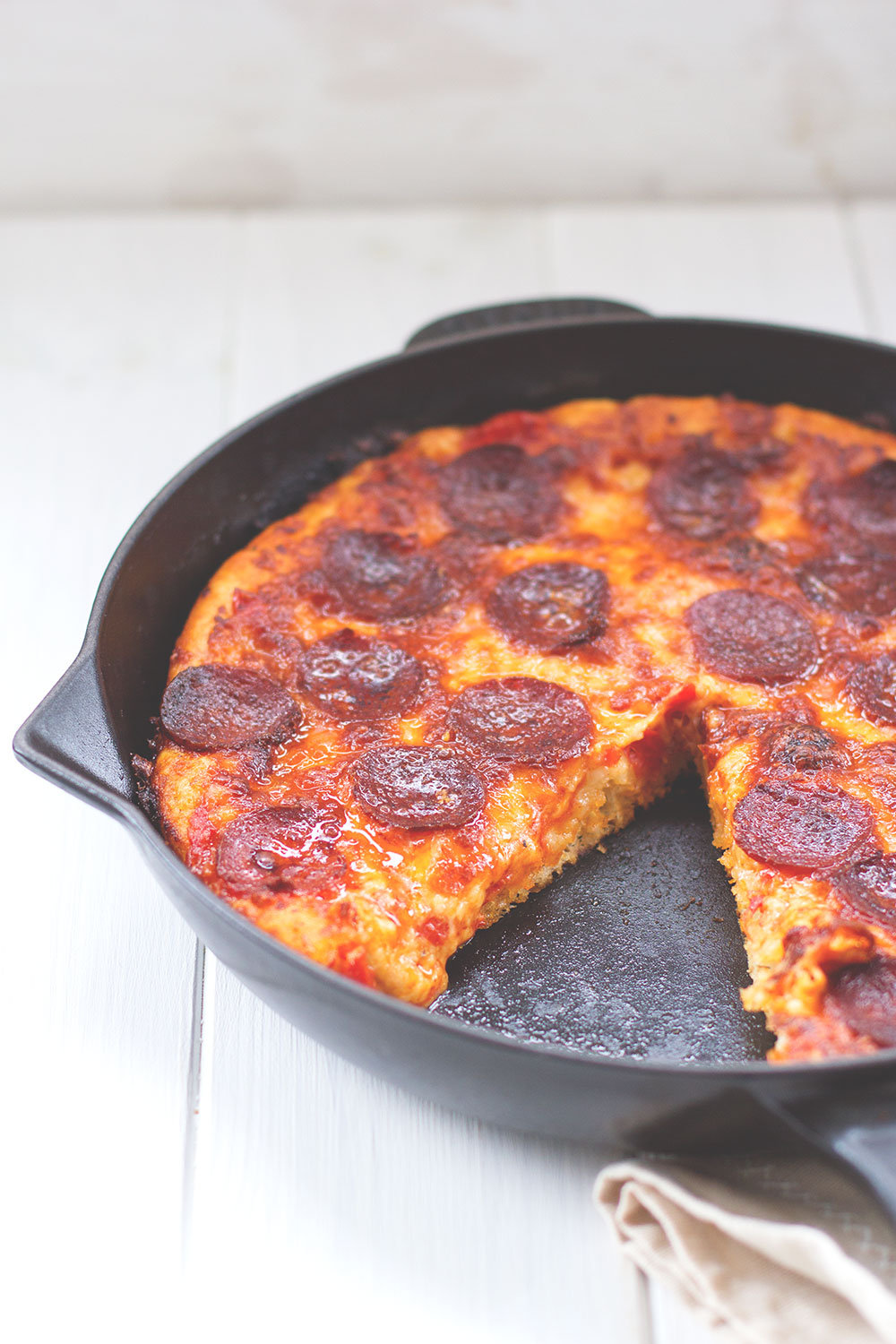 Rezept für amerikanische Pan Pizza aus der gusseisernen Pfanne