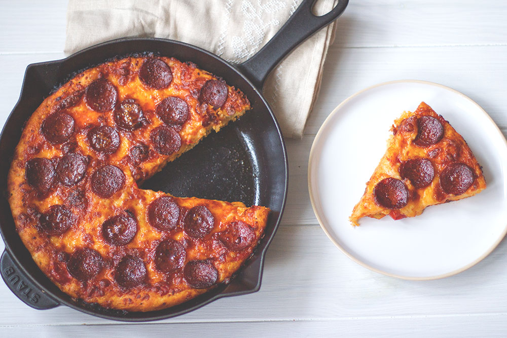 Rezept für amerikanische Pan Pizza aus der gusseisernen Pfanne