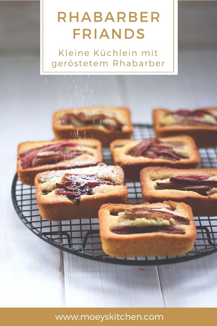 Rezept für saftige Rhabarber-Friands (oder Financiers) mit geröstetem Rhabarber | kleine feine Küchlein | moeyskitchen.com #rezepte #foodblogger #rhabarber #friands #financiers #kuchen #kuchenbacken