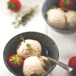 Rezept für cremiges Erdbeer-Balsamico-Eis aus ofengerösteten Erdbeeren