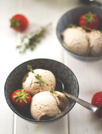Rezept für cremiges Erdbeer-Balsamico-Eis aus ofengerösteten Erdbeeren