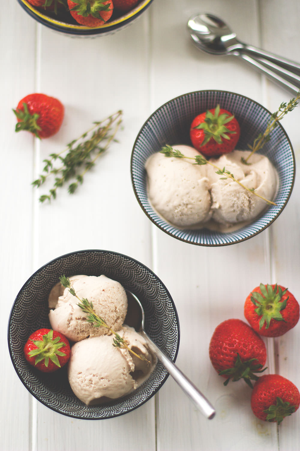 Rezept für cremiges Erdbeer-Balsamico-Eis aus ofengerösteten Erdbeeren